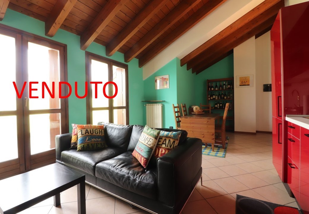 TRILOCALE MANSARDATO CON TERRAZZO BOX E CANTINA IN VENDITA A ORNAGO (mb)