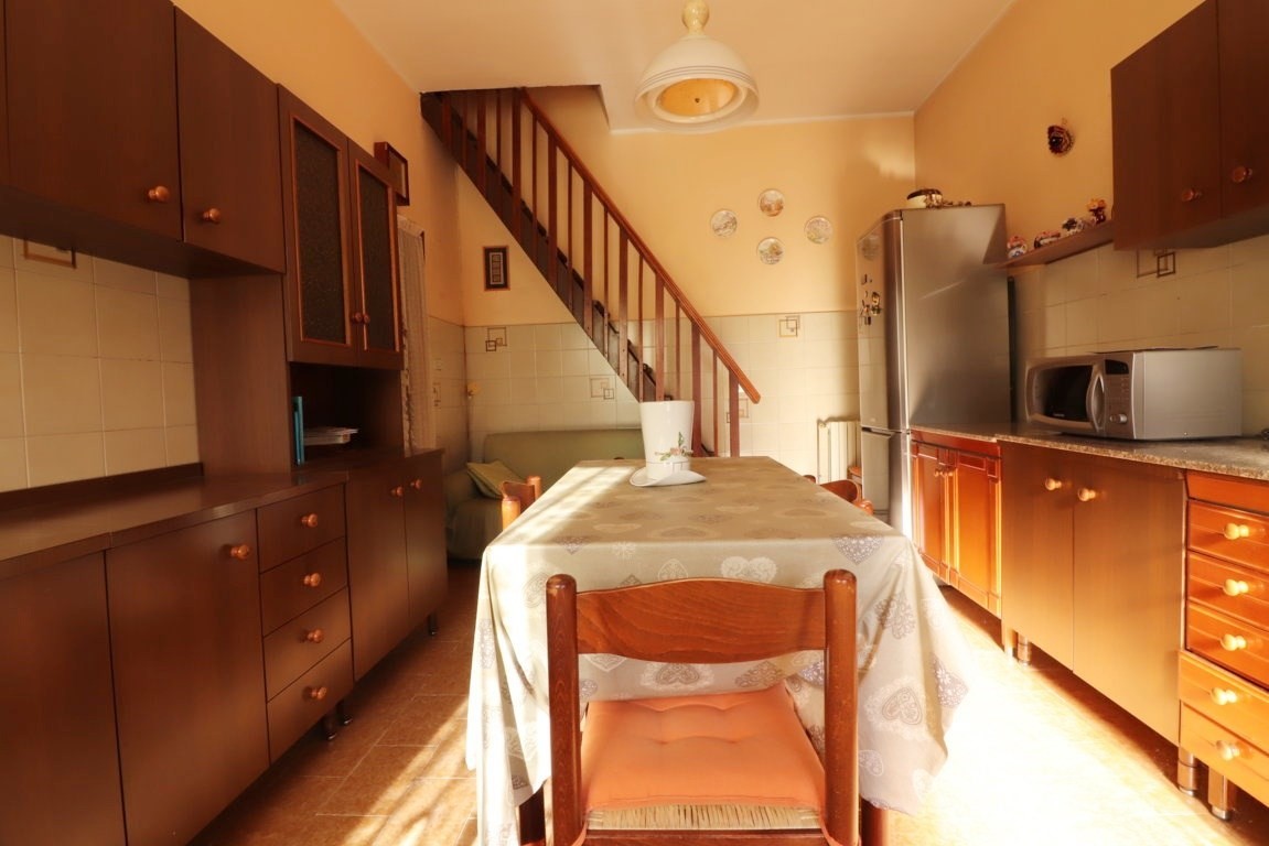 CASA DI CORTE CON BOX E FIENILE IN VENDITA A BUSNAGO (mb)