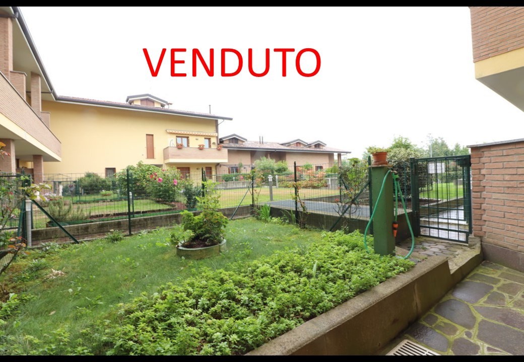 BILOCALE CON GIARDINO, BOX E CANTINA IN VENDITA A BUSNAGO (mb)
